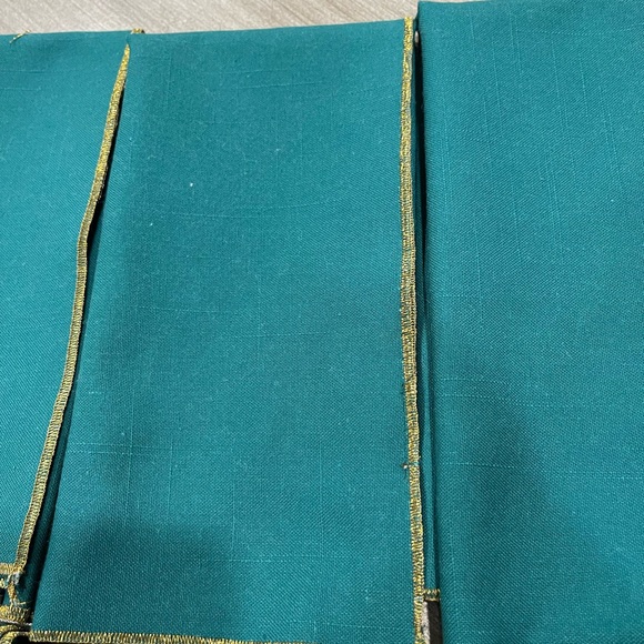 8 green with gold trim dinner table napkins, Large,18 inches  x 18 x18 x18 - Picture 3 of 6